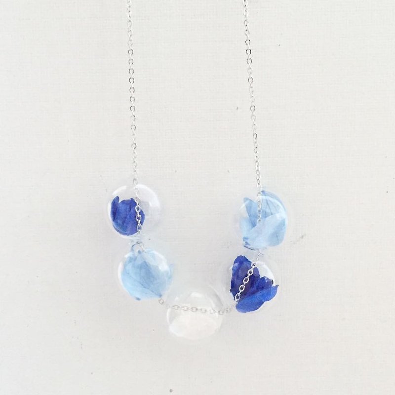 LaPerle pink sapphire blue Preserved flowers preserved flower geometric glass beads transparent bubble bead necklace necklace necklace necklace birthday gift Geometric Glass Royal Blue Ball Necklace - สร้อยติดคอ - แก้ว สีน้ำเงิน