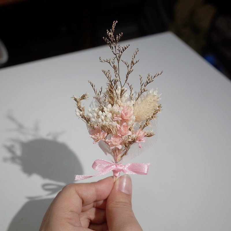 【Q-cute】 dry flower small corsage series - pink wind - เข็มกลัด - พืช/ดอกไม้ สึชมพู