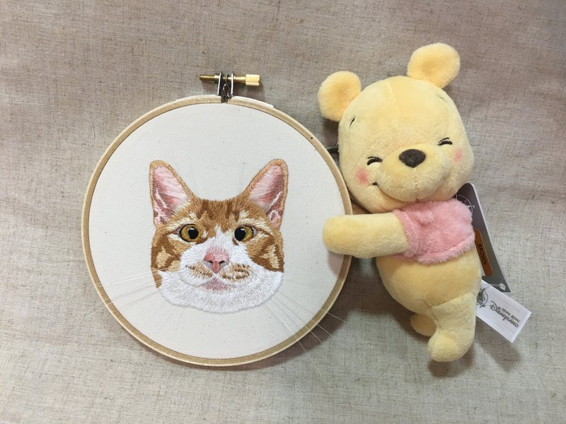 Cat building. Customized hand embroidery. natural cat - อื่นๆ - ผ้าฝ้าย/ผ้าลินิน สีส้ม