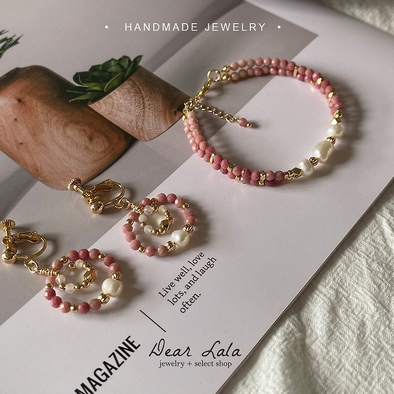 Double bead size Stone freshwater pearl design bracelet - สร้อยข้อมือ - หิน สีแดง