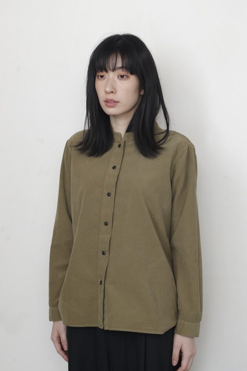 Botanical Dyed Yomogi dyeing Corduroy shirt 8714-01001-48 - เสื้อเชิ้ตผู้หญิง - ผ้าฝ้าย/ผ้าลินิน สีเขียว
