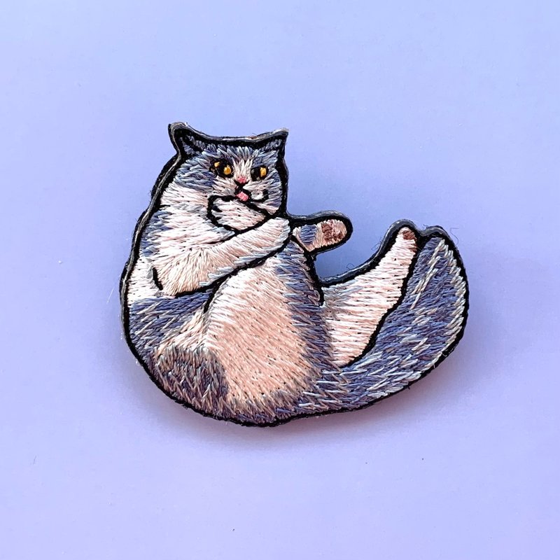 肉球の手入れが入念なネコ・わさびのブローチ - 胸針 - 繡線 灰色