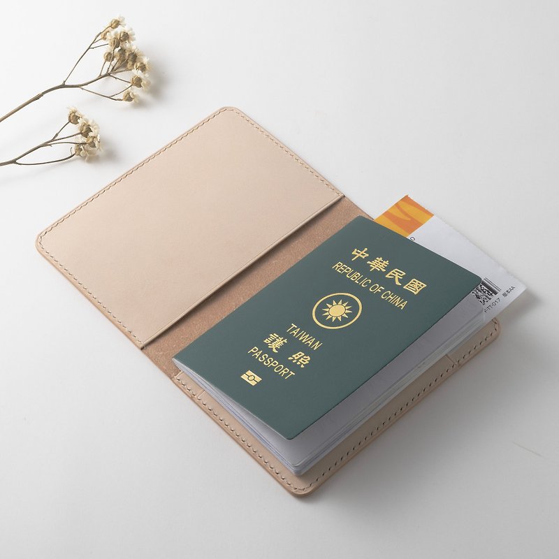 Leather minimalist passport case/passport holder - fully handmade, original design of vegetable tanned leather with optional color matching - ที่เก็บพาสปอร์ต - หนังแท้ สีกากี