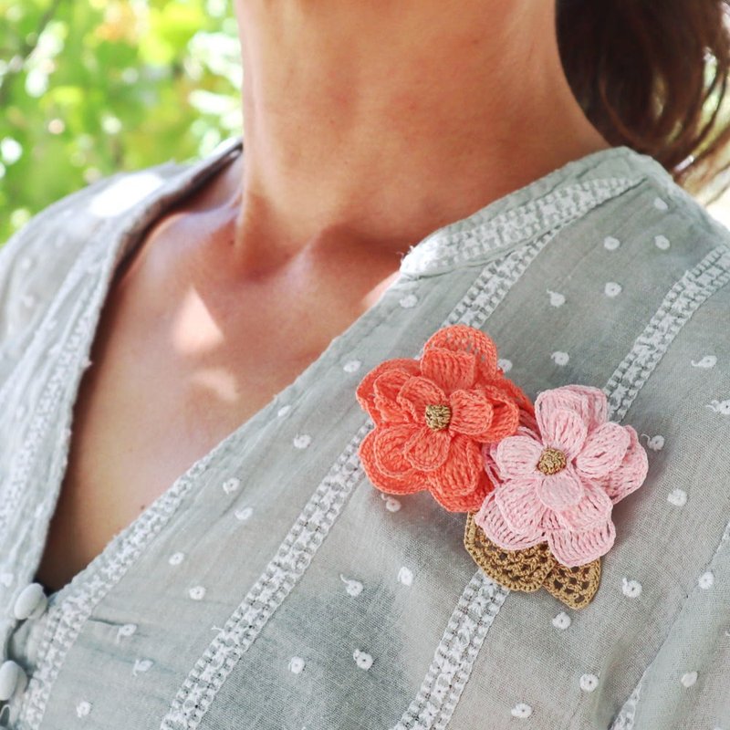 OYA crochet Flower Brooch【Margaret】Sunset Sky - เข็มกลัด - งานปัก สีแดง