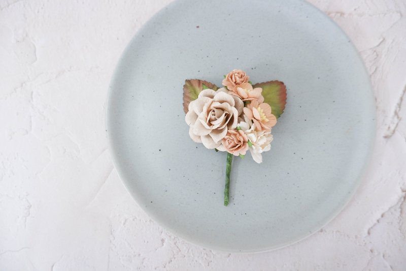 Rustic neutral flower boutonnière, tan and taupe buttonhole, wedding accessories - 胸花/手腕花 - 紙 卡其色