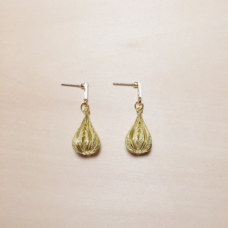 復古鏤空水滴耳環 - 耳環/耳夾 - 銅/黃銅 金色