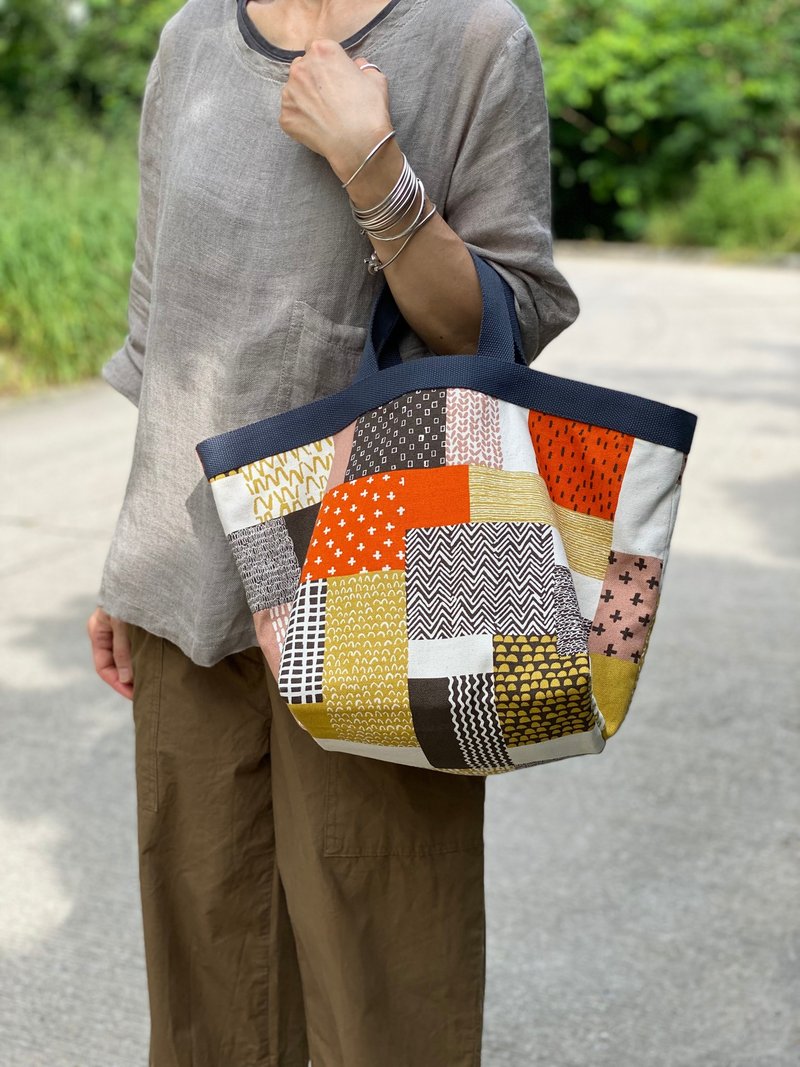 Handmade patchwork printed handbag/handbag - กระเป๋าถือ - วัสดุอื่นๆ หลากหลายสี