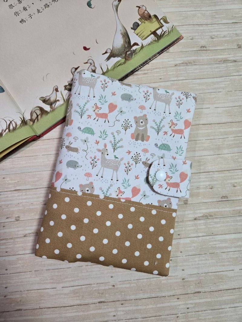 可愛動物 白底 繡字需加購賣場  寶寶手冊套 兒童手冊套 書衣 - 圍兜/口水巾 - 棉．麻 白色