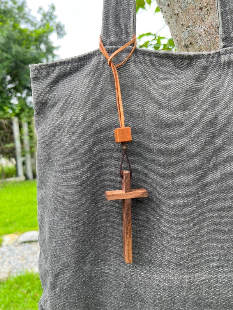 road cross pendant - พวงกุญแจ - ไม้ สีนำ้ตาล