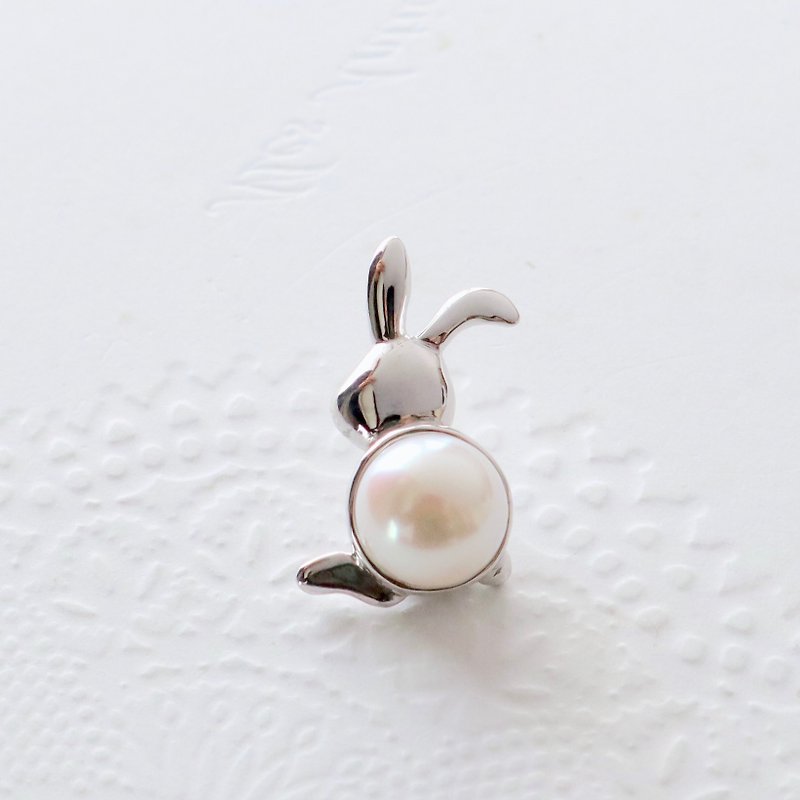 Freshwater pearl and Silver rabbit brooch. Also recommended as a gift. - เข็มกลัด - ไข่มุก ขาว