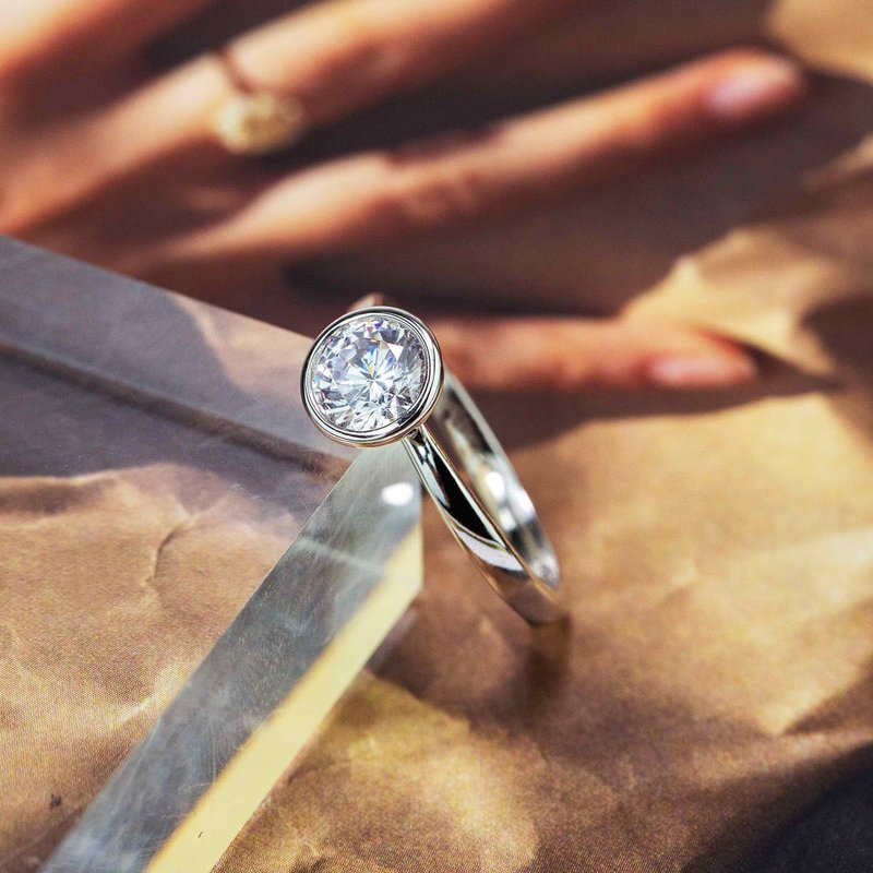 【PurpleMay Jewellery】純18k金復古莫桑鑽包鑲訂婚戒指婚戒 - 戒指 - 寶石 透明