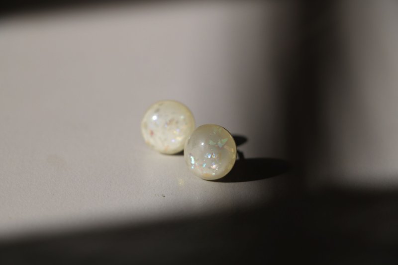 Handmade Earrings - Firefly - ต่างหู - พลาสติก ขาว