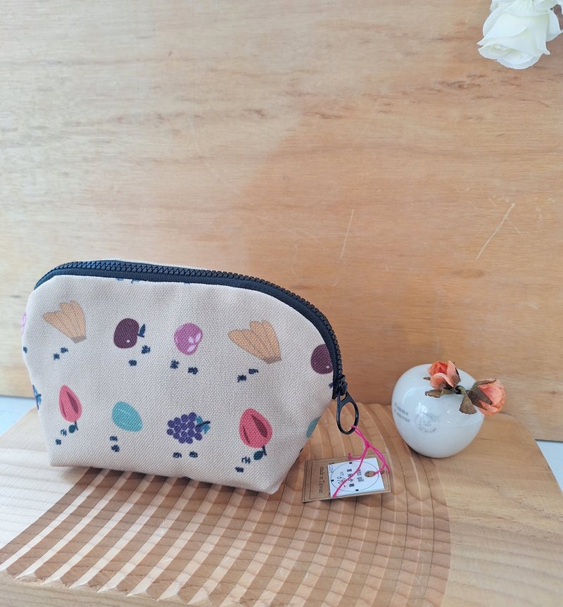 Designer print cosmetic bag-Taiwanese fruit - กระเป๋าเครื่องสำอาง - เส้นใยสังเคราะห์ 