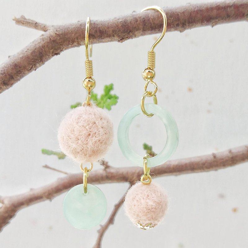 Safflower green leaf asymmetric earrings Korean disc hand-made wool felt can be changed to Clip-On - Earrings & Clip-ons - Wool Pink