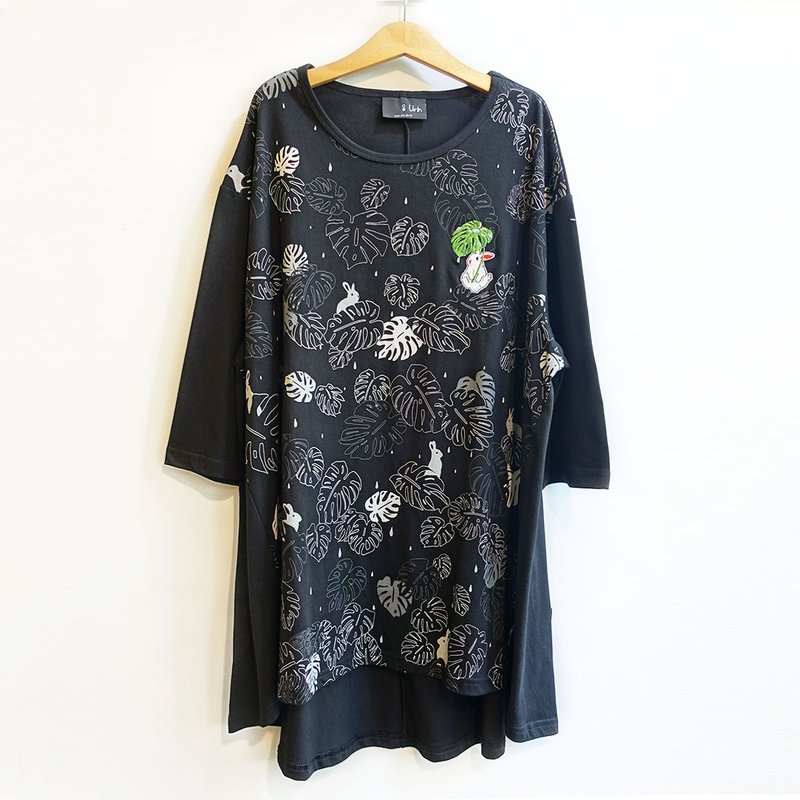 Urb.【Rabbit and Turtle】Six-length sleeves/short front and back long top - Women's Tops - Cotton & Hemp Black