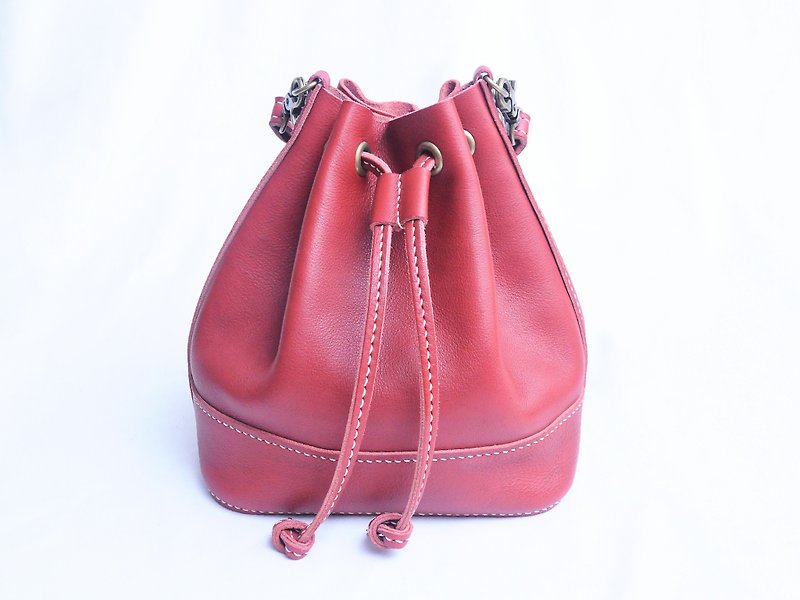 The rope bag is well sewn leather material bag handbag leather bag rope bag lettering couple vegetable tanned leather - กระเป๋าถือ - หนังแท้ สีแดง