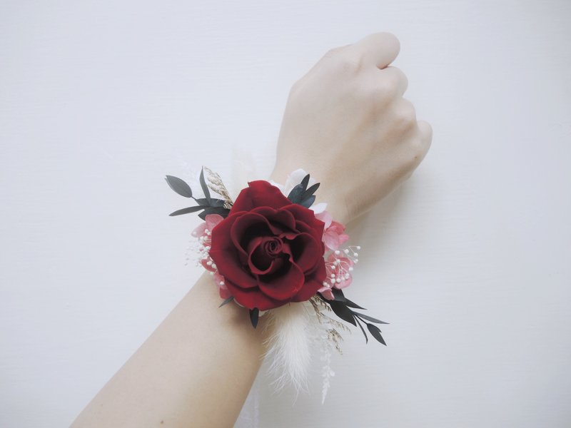 Shixu Floral Art│Customized wedding peripheral eternal rose wrist flower corsage - เข็มกลัด/ข้อมือดอกไม้ - พืช/ดอกไม้ สีแดง