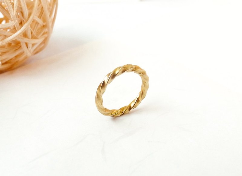 Minimalist pure brass twist line anti-allergy bronze ring - แหวนทั่วไป - โลหะ สีทอง