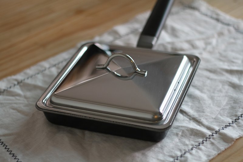 Square iron frying pan with Stainless Steel lid (Made in Japan) - เครื่องครัว - โลหะ สีเงิน