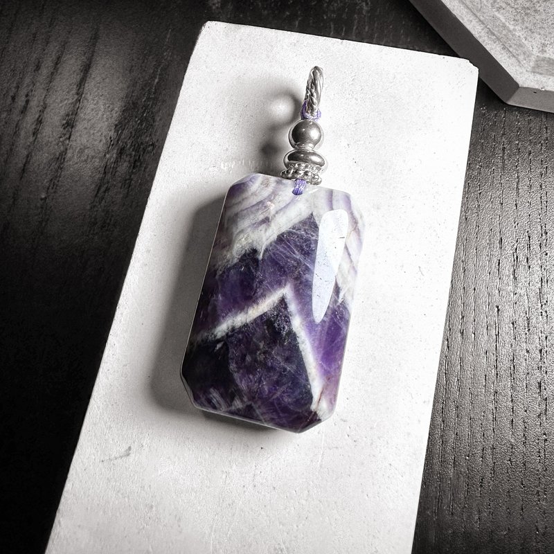 Pyramid Fantasy Amethyst Silver Pendant - สร้อยคอ - เครื่องประดับพลอย 