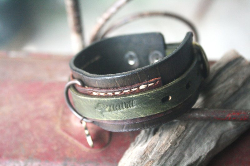 atwill. industry wide retro mottled brushed cowhide leather bracelet / dark coff - สร้อยข้อมือ - หนังแท้ สีนำ้ตาล