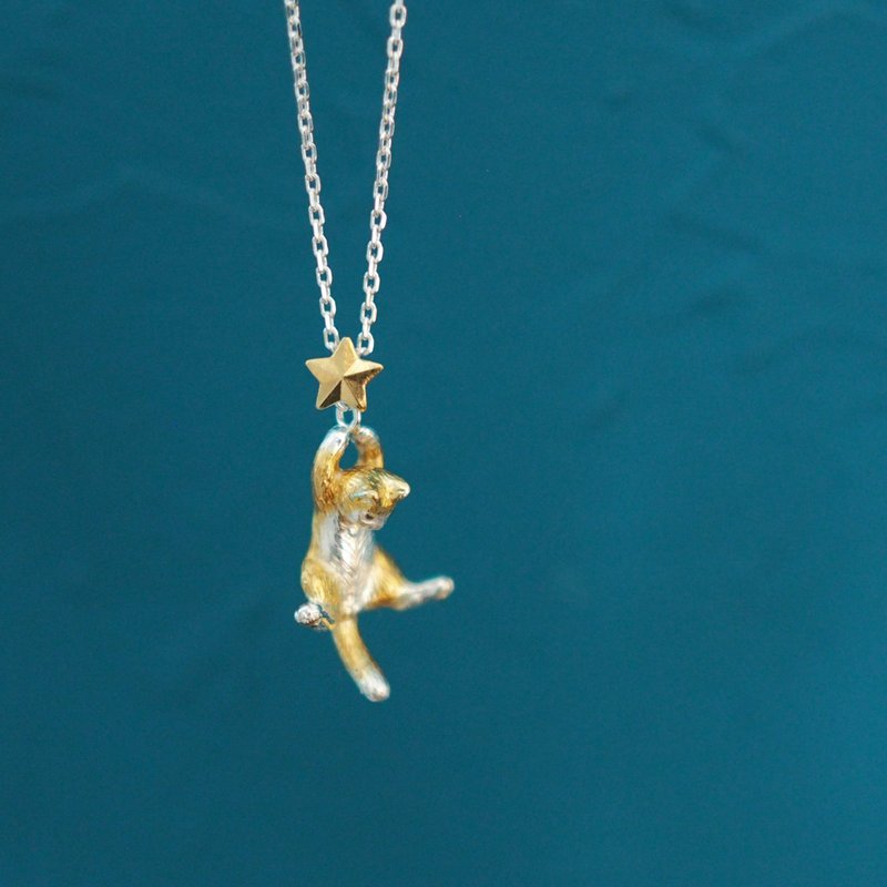 Brown-white cat pendant holding a star with both hands - Necklaces - Sterling Silver Gold