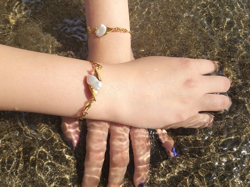 -海洋柏餅-巴洛克珍珠黃銅手鏈 - 手鍊/手鐲 - 銅/黃銅 金色