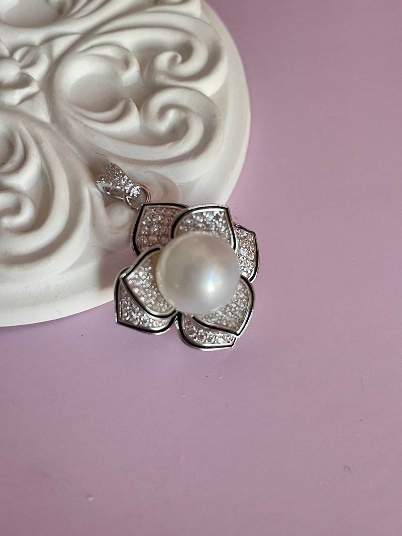 Earl Flower Natural Seawater Pearl Australian White Pearl Silver Pendant Necklace Gift - สร้อยคอ - ไข่มุก ขาว