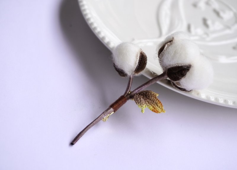 Yuansen Handmade Cotton Woven Plant Beauty Crochet Brooch Heart Mouth Needle - Brooches - Thread Brown