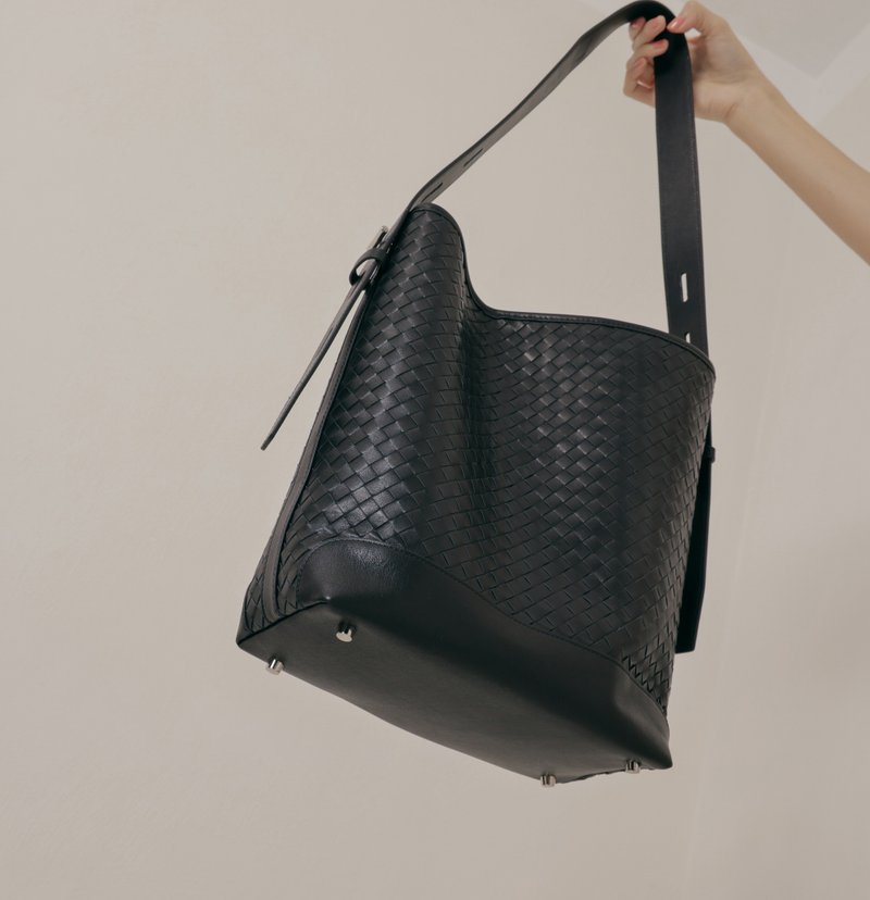 Weaving-Full Leather Bucket Bag-Black - กระเป๋าถือ - หนังแท้ สีดำ