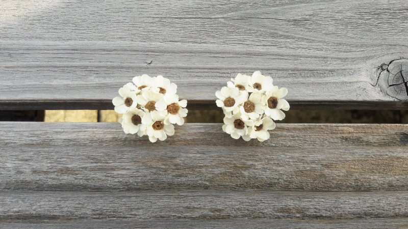 與實花||白梅花簇 乾燥花 花耳環 手作 飾品 夾式 耳針 - 耳環/耳夾/耳骨夾 - 植物．花 白色