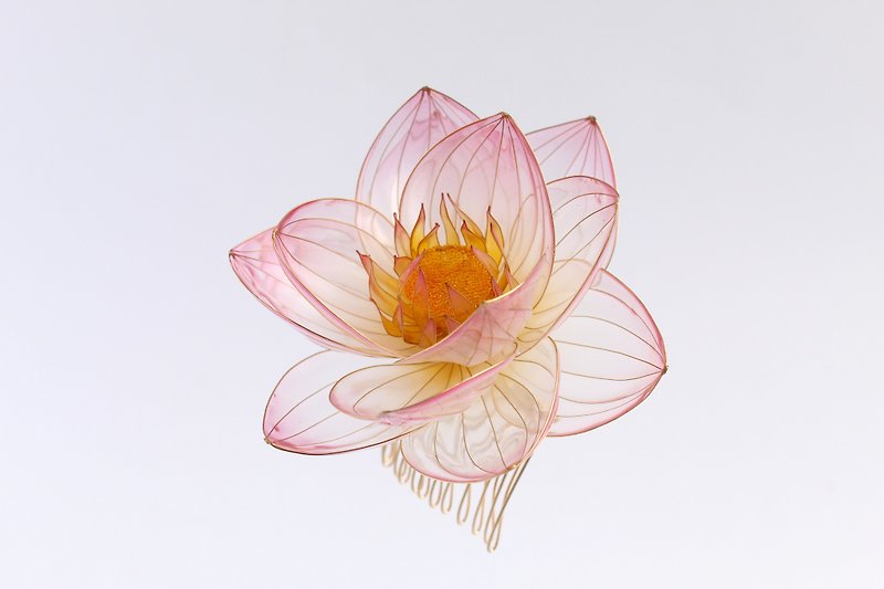 蓮花 透明 粉色的 頭髮梳 婚禮頭飾 樹脂花 水晶花 Transparent pink lotus kanzashi handmade hair comb - เครื่องประดับผม - เรซิน สึชมพู
