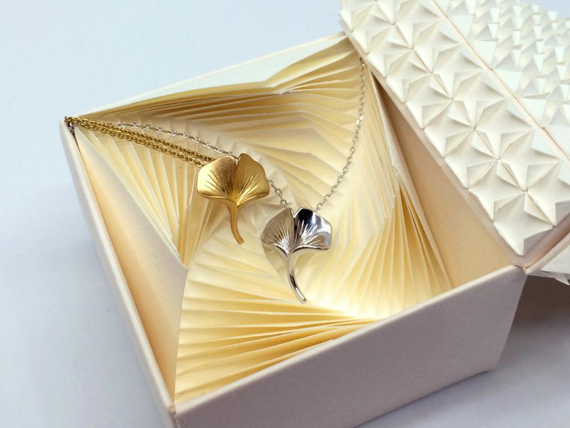 Ginkgo Leaf White Gold Necklace - สร้อยคอ - เงินแท้ สีเงิน