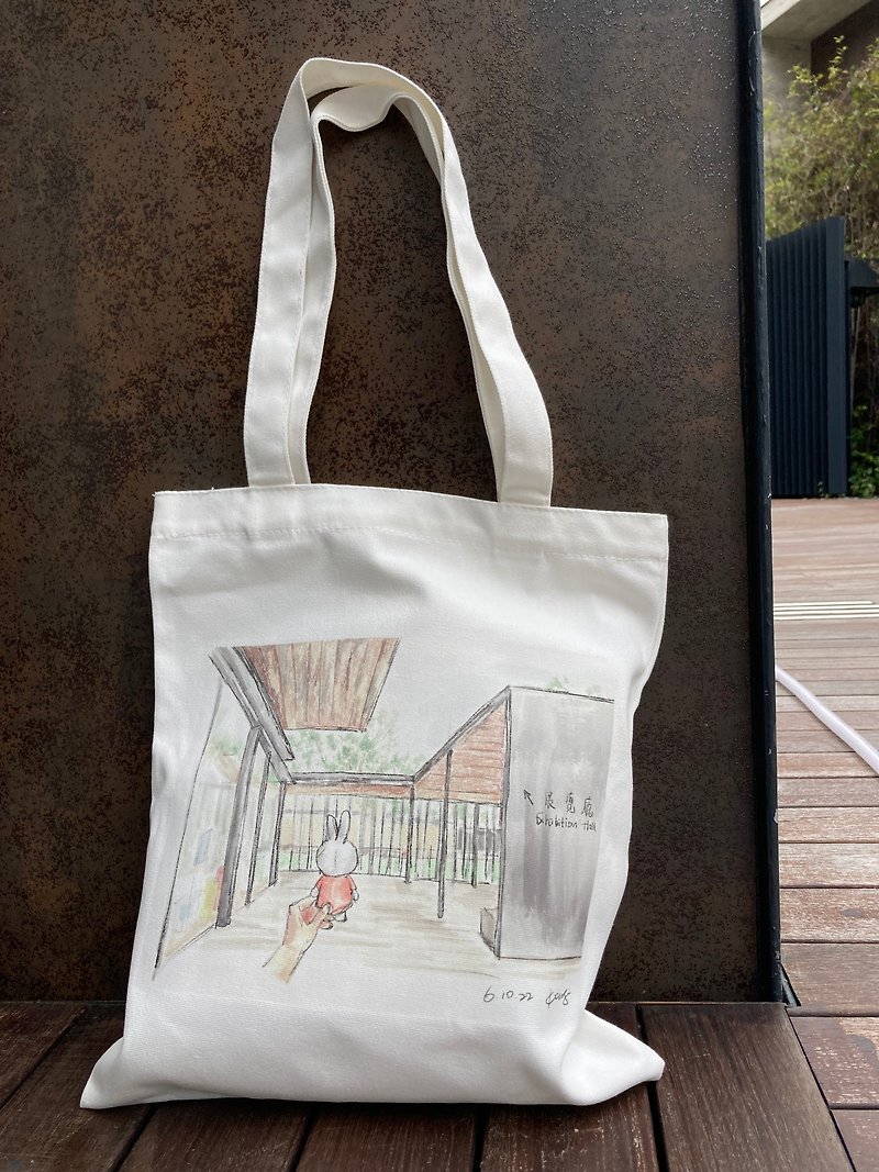 Undersea Visitor Center limited tote bag-Dazhan Red Rabbit - กระเป๋าถือ - ผ้าฝ้าย/ผ้าลินิน ขาว