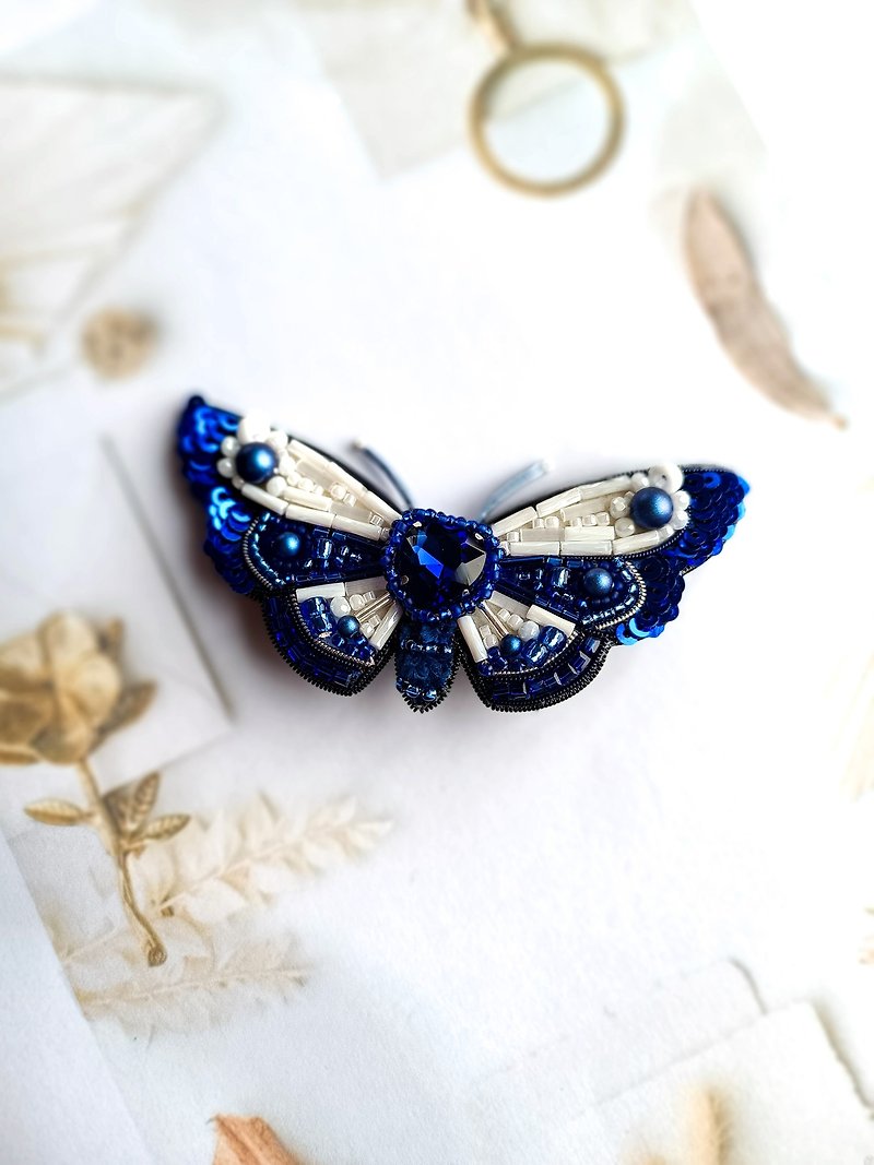 Beaded moth brooch - เข็มกลัด - วัสดุอื่นๆ สีน้ำเงิน