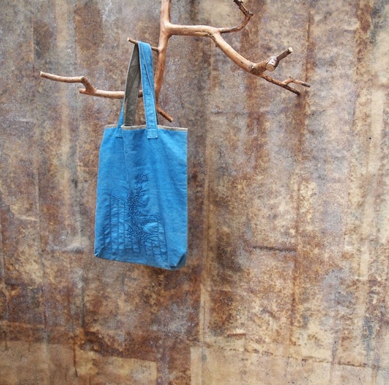 Eco-colored natural vegetable dyes dyeing cotton Linen dyed blue with double-sided bag / shoulder bag - กระเป๋าแมสเซนเจอร์ - ผ้าฝ้าย/ผ้าลินิน สีน้ำเงิน