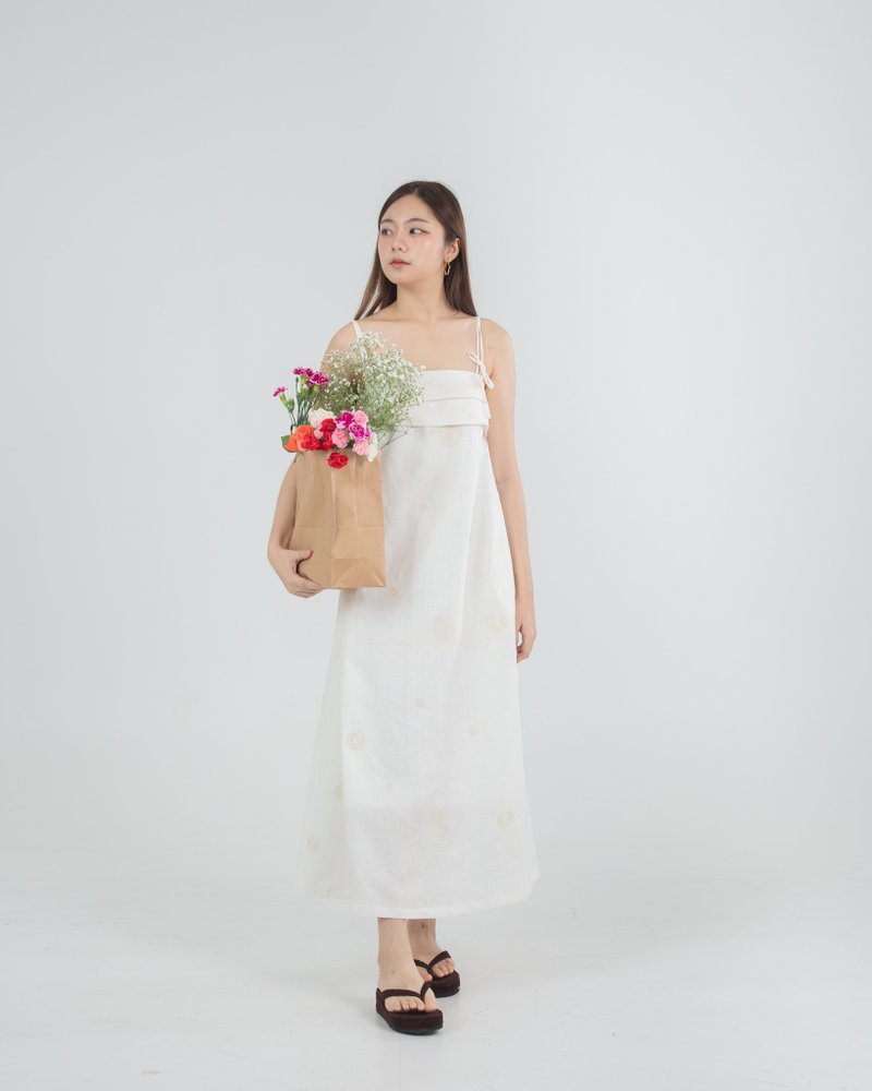 米白色刺繡百摺胸亞麻吊帶長洋裝 - 洋裝/連身裙 - 亞麻 白色