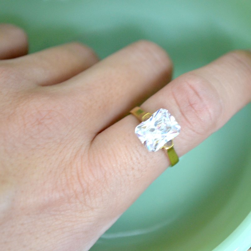 簡約方形鋯石 黃銅材質 圓形戒指 兩個尺寸可選 有白色,黑色,紫色 - 戒指 - 銅/黃銅 多色