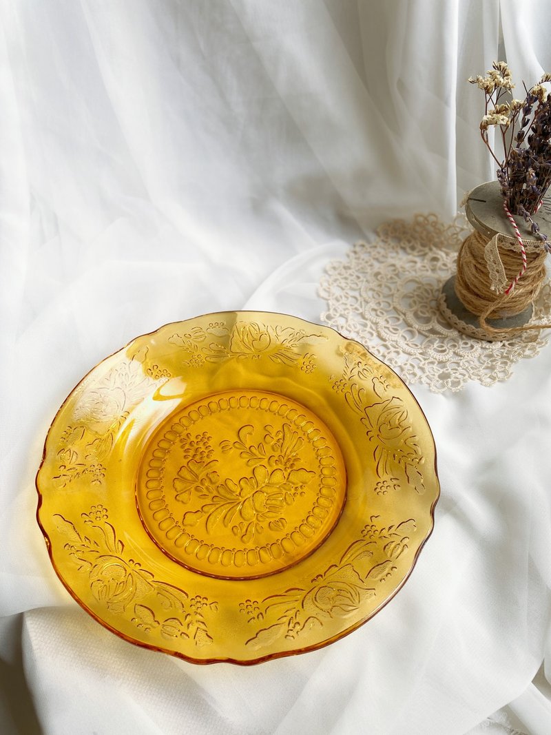 [Good Day Fetish] Indonesian 1970s vintage crystal carved amber dinner plate decorative plate - Plates & Trays - Glass Transparent