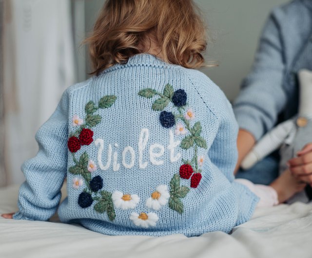 女の子 子供のための刺繍された名前の花 植物の手作りのセーター ベビーギフト ショップ Mumshugsknit アウター Pinkoi 女の子 子供のための刺繍された名前の花 植物の手作りのセーター ベビーギフト ショップ Mumshugsknit アウター Pinkoi