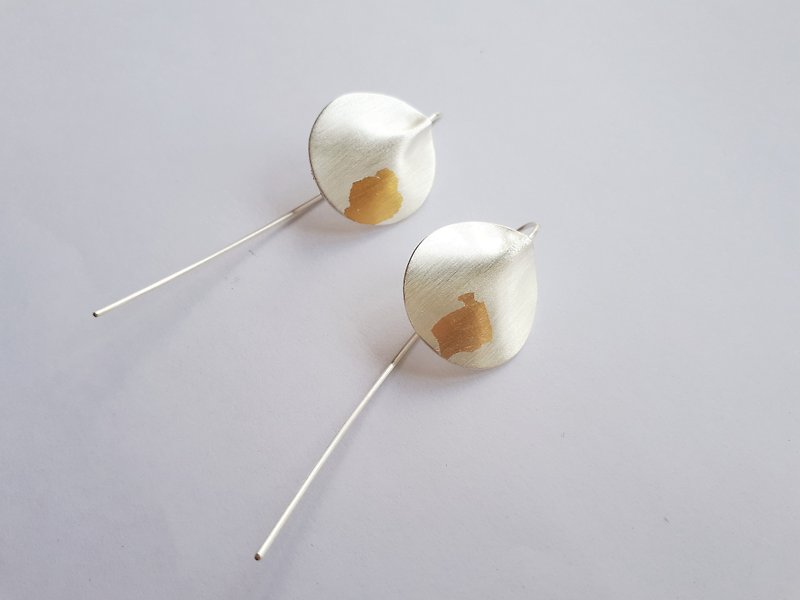 純銀耳環 幾何系列 長耳針款 折疊質感 金箔 - 耳環/耳夾 - 純銀 金色