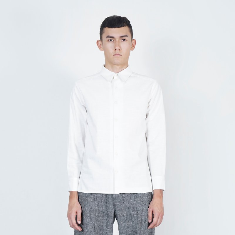 Black and White Cut AW White Diagonal Neck Long Sleeve Shirt - เสื้อเชิ้ตผู้ชาย - ผ้าฝ้าย/ผ้าลินิน ขาว