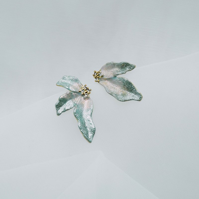 【クリスマスギフト】Xmas | AQUA LAKE * アクアグリーン 真鍮 コールドエナメル ポインセチアピアス - ピアス・イヤリング - 銅・真鍮 ブルー