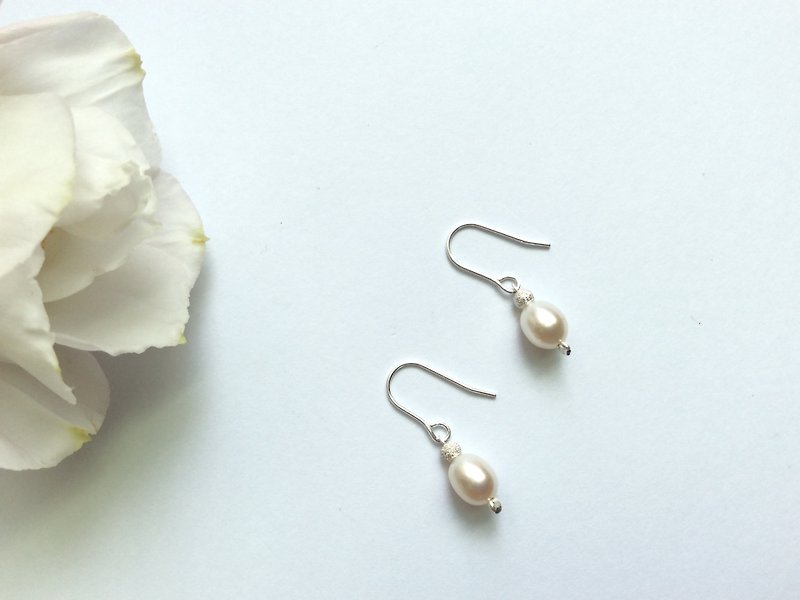 Ops Pearl earrings-珍珠/純銀/耳環/氣質 - 耳環/耳夾 - 寶石 白色