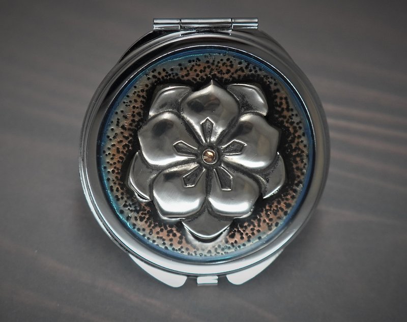 Tin carved spring flower in basket bottom delicate portable mirror - ที่เก็บนามบัตร - โลหะ สีเงิน