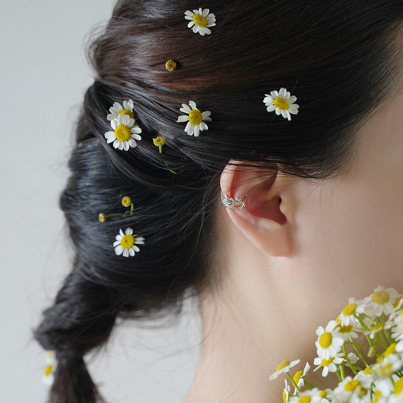 FOREST LETTER Chamomile Ear Cuff S925 Silver - ต่างหู - เงิน 