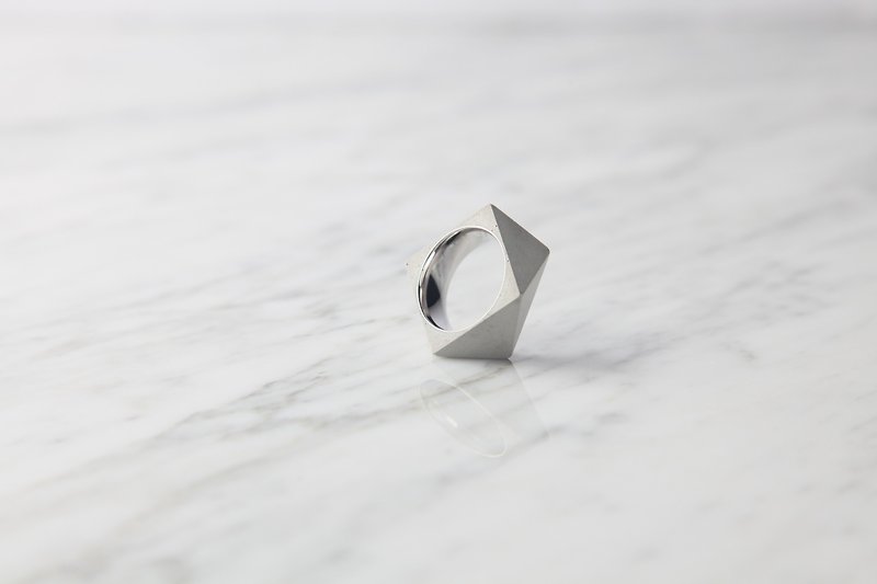 Polygon Ring (White) - แหวนทั่วไป - ปูน ขาว