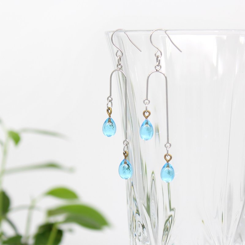 Droplet glass mobile earrings [Pale blue] - ต่างหู - แก้ว สีน้ำเงิน