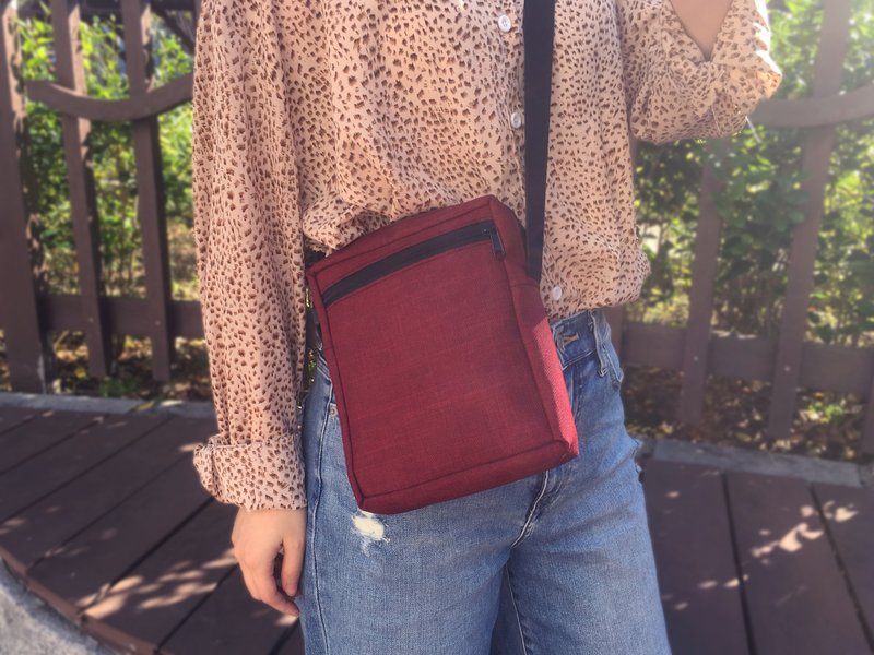 [Good light and good back] Splash-resistant wine red side backpack / YKK zipper side small bag cross-body bag - Messenger Bags & Sling Bags - Cotton & Hemp Red