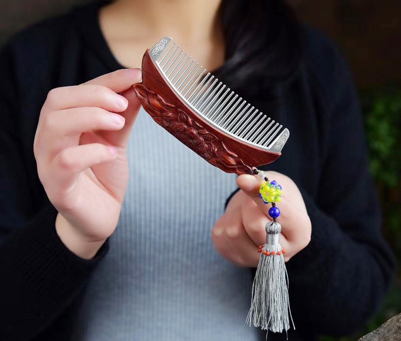 【福祉価格】ナチュラルスモールリーフレッドサンダルウッド刻印パターンシルバーコーム/コームアウトヘルス/ビューティフル - メイク道具・鏡・ブラシ - スターリングシルバー 